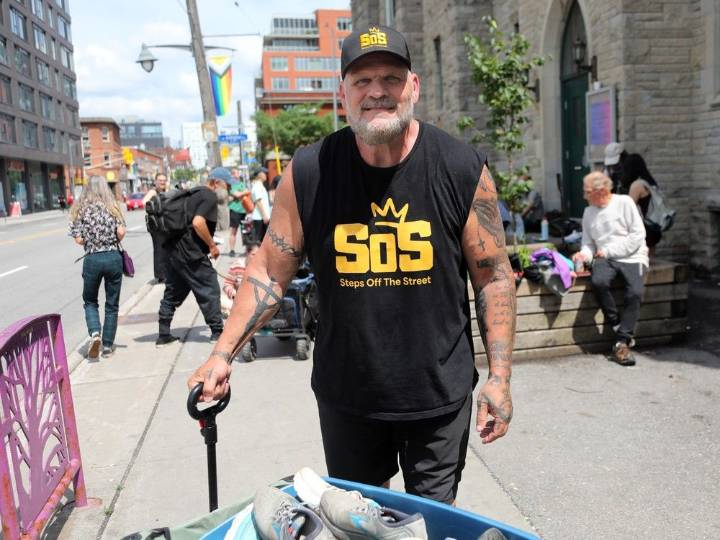 Ex-CFL and WWE star walks Ottawa's streets to help homeless