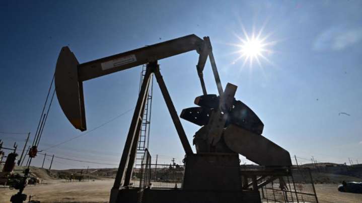 Se disparan precios del petróleo tras aranceles de EE.UU. a la India por compras de crudo ruso