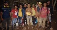 Rescatan sanos y salvos a los 9 hombres atrapados en mina en Caldas
