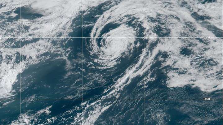 U.S. East Coast faces "life-threatening" wave threats from Hurricane Erin