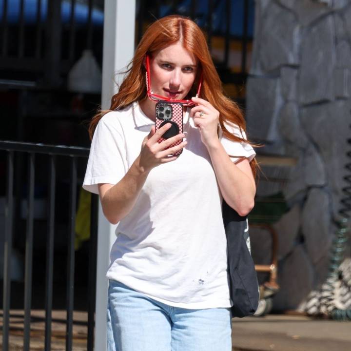 Forget the Sneakers—Baggy Jeans and a White Tee Look So Much Chicer With These Classic Fall Shoes
