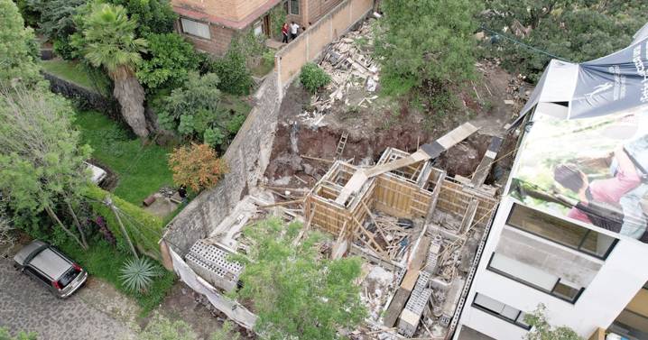 Causa socavón a vecina al edificar; viola suspensión