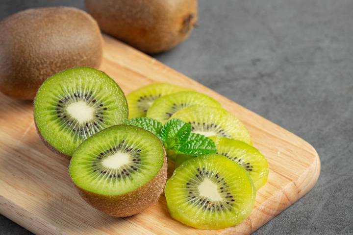 Propiedades medicinales. Por qué se recomienda el kiwi para el síndrome del intestino irritable, según un gastroenterólogo
