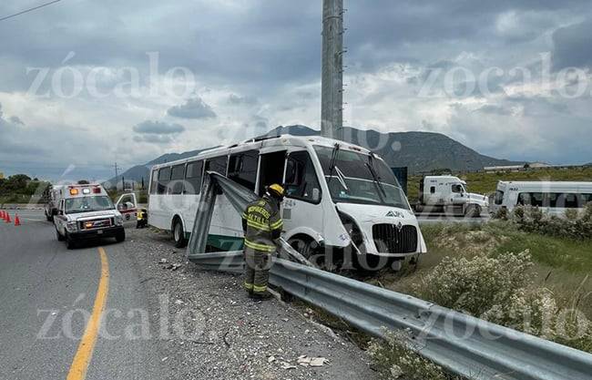 Se queda dormido chofer de transporte y se estrella en entronque a Derramadero; hay 15 trabajadores lesionados
