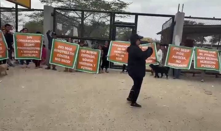 Piura: Familias de Río Seco protestan contra penal por amenaza de desalojo y bloqueo de señal