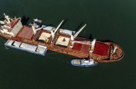 Operation to free ship run aground in St. Lawrence River near Montreal complete