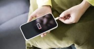 Los 7 errores al cargar el celular que dañan la batería y aumentan riesgos