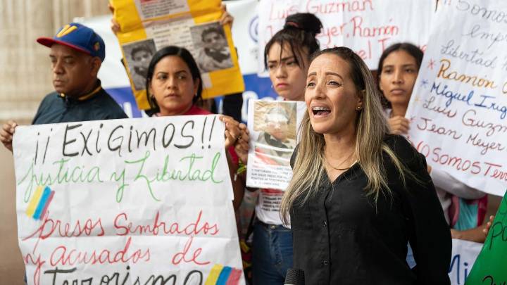 "Es irónico, recibe un premio por defender derechos, pero sus derechos han sido violados al extremo": esposa del periodista Carlos Julio Rojas, detenido en Venezuela