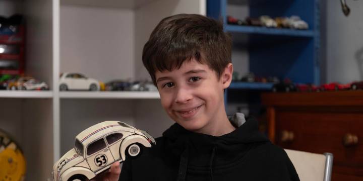 Rápido y curioso: la vida del nene con altas capacidades que tiene apenas 8 años y ya diseña autos deportivos