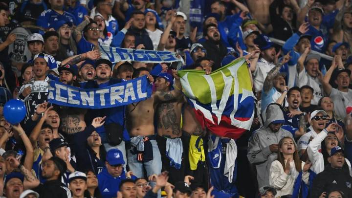 Barra brava de Millonarios le tiró zapatos a los jugadores en la cancha, tras gol del Unión