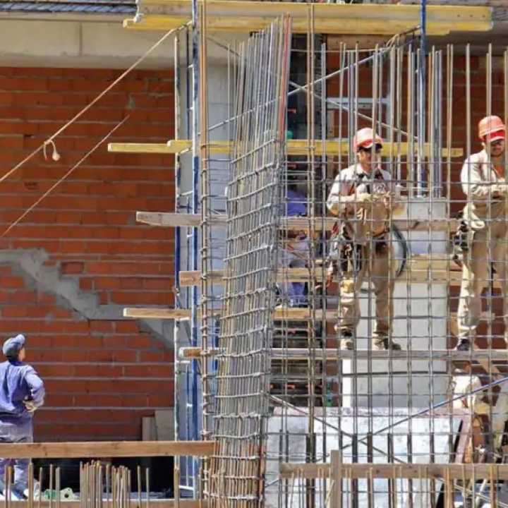 Pese a la mejora mensual en junio, la construcción aún se encuentra 20% abajo de noviembre 2023