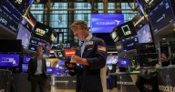 Las acciones en Wall Street parecen demasiado caras, pero no hay motivo de pánico