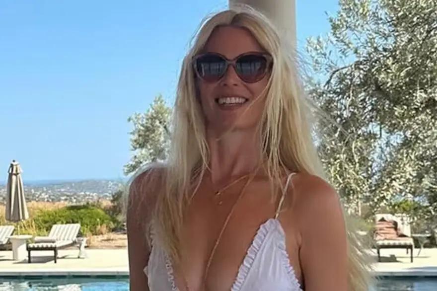 Claudia Schiffer festejó sus 55 años y se mostró espléndida en un traje de baño: Las fotos