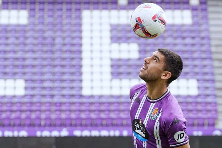 El Valencia cede a Cenk Özkacar al Colonia, que se guarda una opción de compra