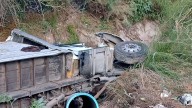 Vuelca conductor de transporte de carga en la Cazadores Juarenses