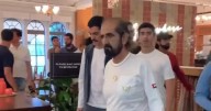 El emir de Dubái se deja ver en los almacenes Harrods de Londres con su amplio séquito