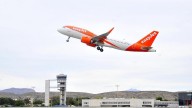 Gemidos en pleno vuelo a Alicante: una pareja británica monta el espectáculo en el baño del avión