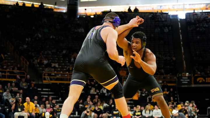Iowa wrestling's Gabe Arnold to remain on Hawkeyes' roster