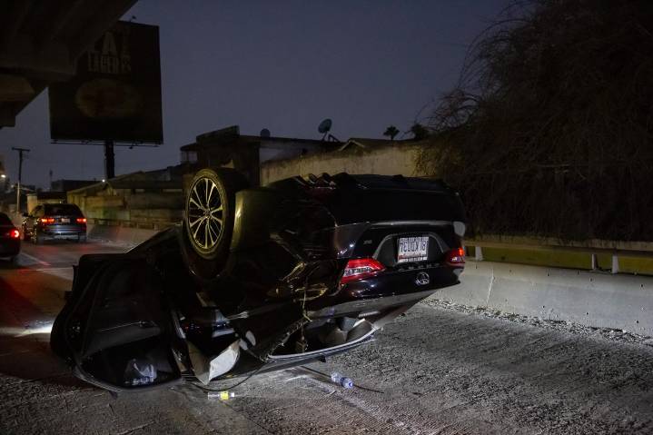 Conductor abandona su vehículo tras volcarse sobre la avenida Internacional