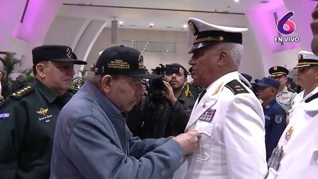 Daniel Ortega impuso condecoración a jefe de Armada de Cuba