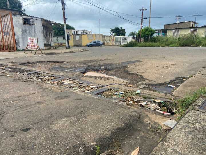 Vialidad y cloacas obstruidas afectan calle 7 de Barrio Guayana