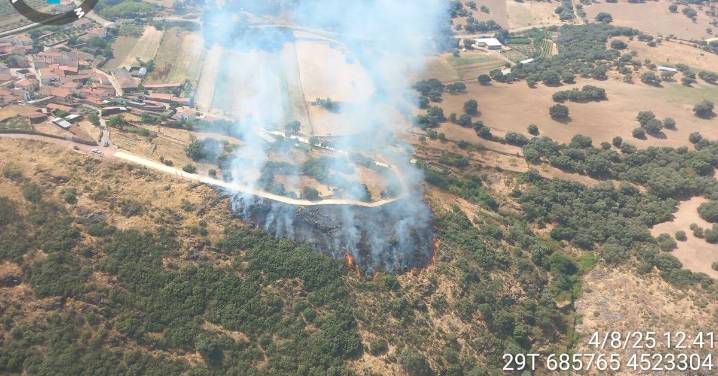 Declarado un incendio forestal en La Bouza, muy cercano a las viviendas