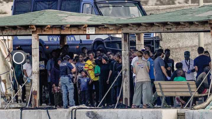Ascienden a 26 los migrantes muertos en un naufragio cerca de Lampedusa y continúa la búsqueda de 11 desaparecidos