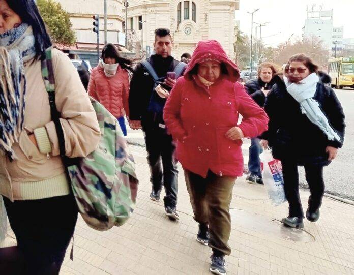 Avanza un frente de aire frío desde la Patagonia y se producirá un marcado descenso de temperaturas