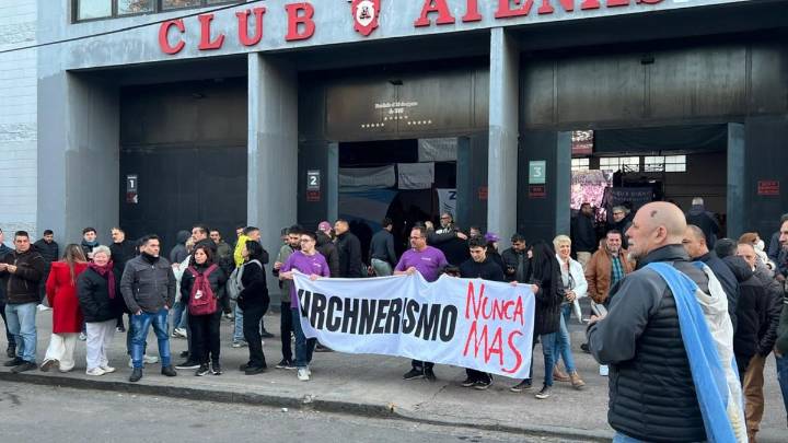 "Kirchnerismo nunca más": libertarios volvieron a mostrar la provocadora bandera en el acto de La Plata