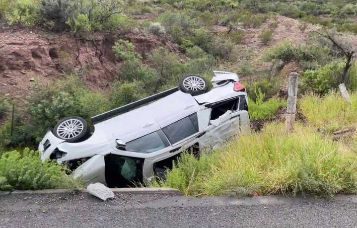 Vuelca camioneta en la que viajaba esposa de alcalde de Ramos Arizpe
