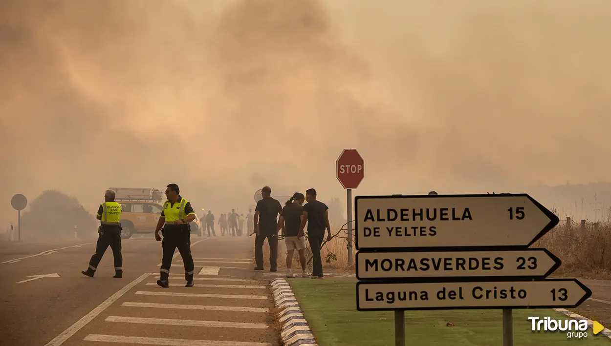 El incendio en Martín de Yeltes baja a nivel 0 tras amenazar viviendas y naves de forraje