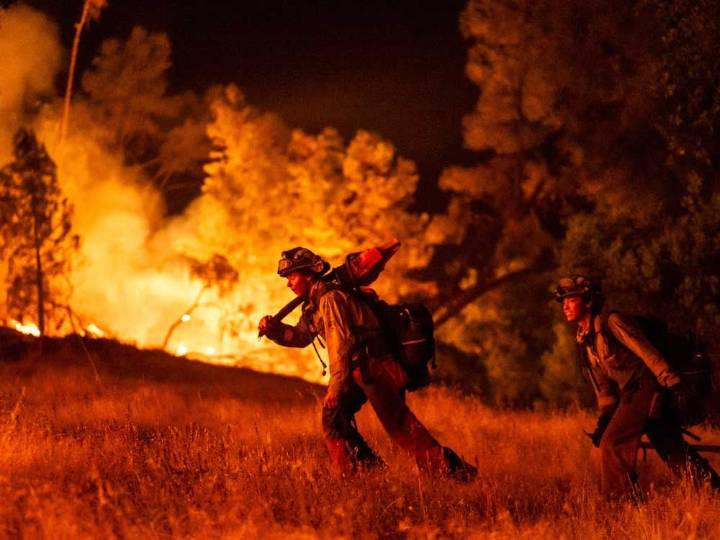 Wildfires expand in Oregon and California, prompting evacuations