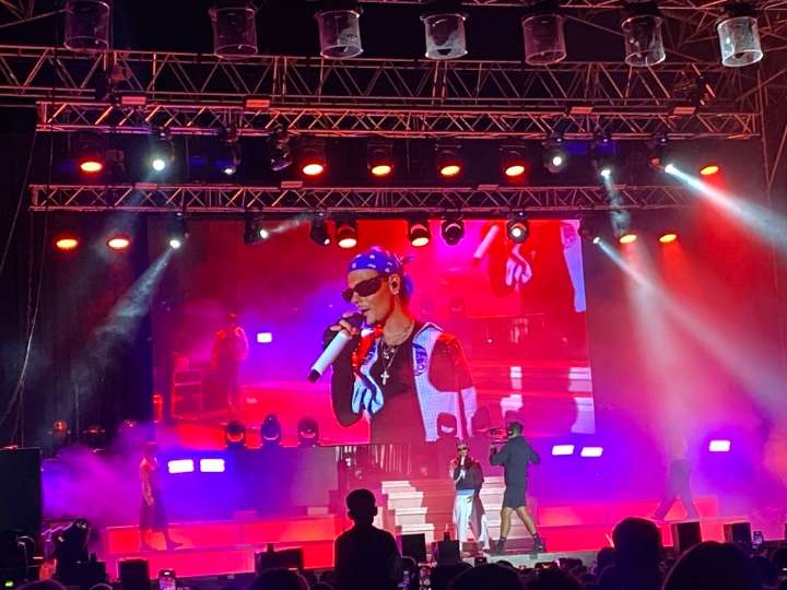 Poco público para un buen show de Abraham Mateo en La Peraleda