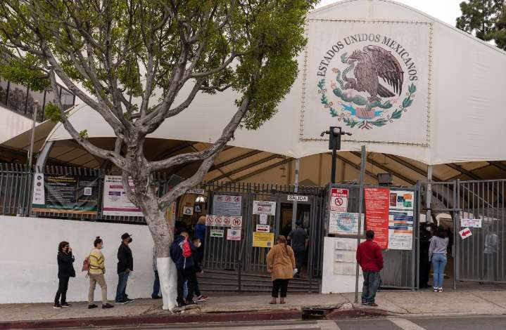 Miedo al ICE hace que mexicanos pierdan citas en los consulados