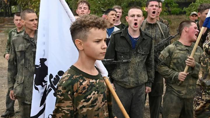 Niños rusos de tan solo 8 años reciben entrenamiento militar: ¡Lanzamos granadas de mano!