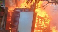 Fuego consume casa de madera en la colonia Salvador Allende, en Mazatlán