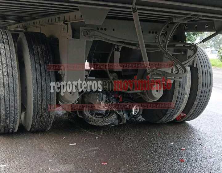 TRAÍLER LE PASÓ POR ENCIMA A UNA MUJER MOTOCICLISTA EN TEXCOCO; LA VÍCTIMA PERECIÓ