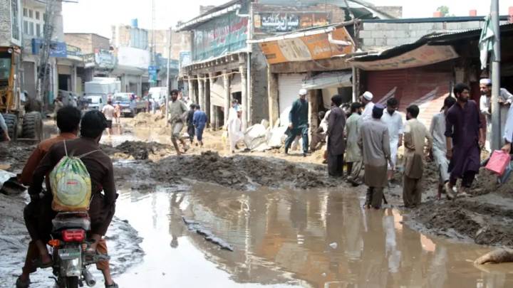 Pakistán enfrenta devastadoras inundaciones por lluvias del monzón: más de 350 muertos en 48 horas