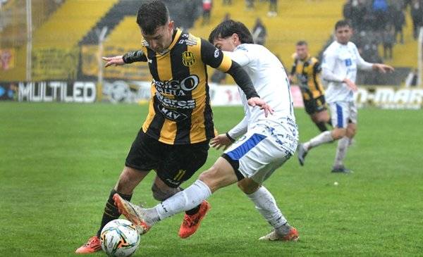 Olimpo fue de más a menos y quedó igual que Atenas: 0-0 en un Carminatti pasado por agua
