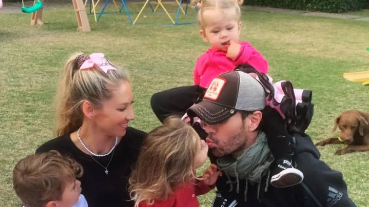 La historia de amor de Enrique Iglesias y Anna Kournikova inició con un video musical y ahora van por su cuarto hijo
