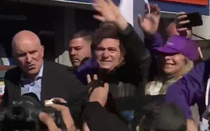 Argentina: Lanzan objetos contra caravana presidencial de Javier Milei (VIDEO)
