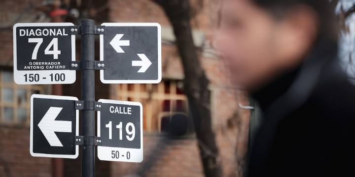 Kicillof hizo campaña en La Plata antes del acto de Milei e inauguró una obra en la calle por la que pasará el Presidente