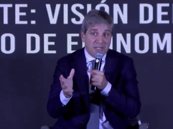 Luis Caputo defendió la estabilidad macroeconómica y lapidó al kirchnerismo: "Sus 16 años solo se comparan con el peor país de África"