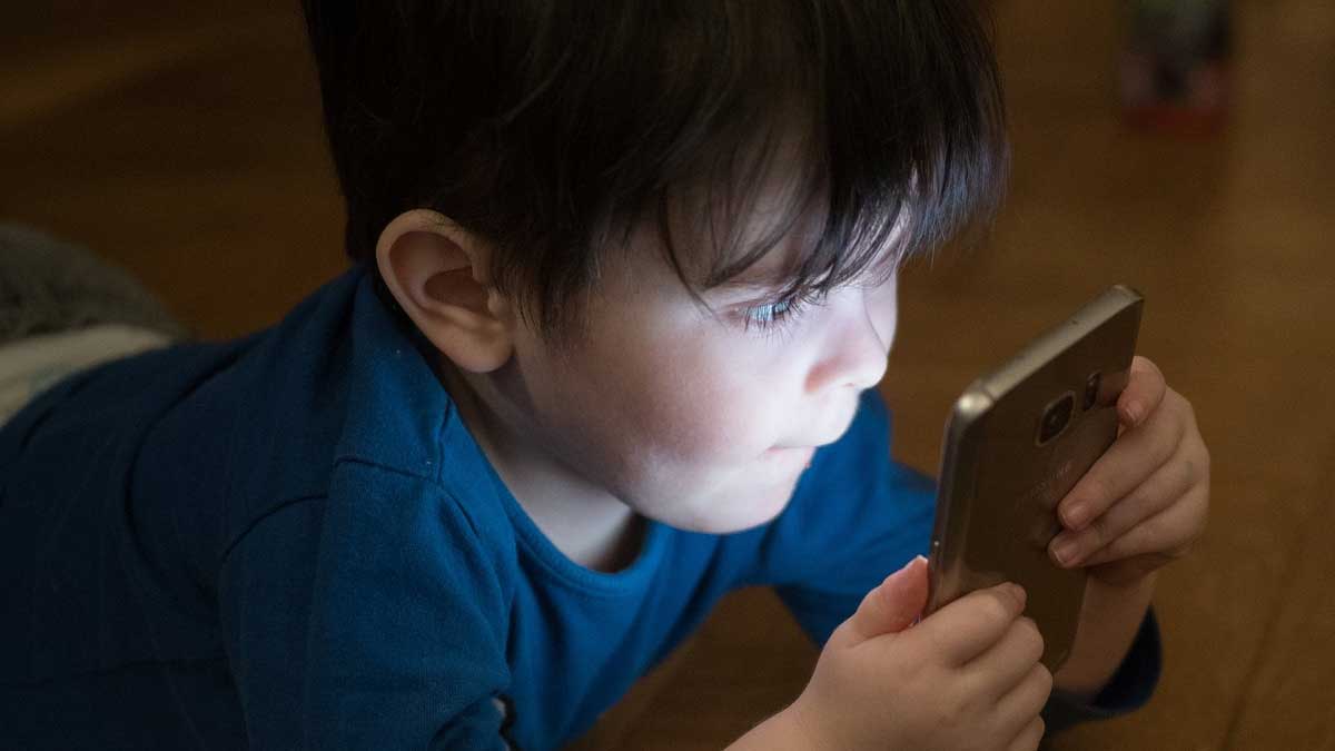 Demasiadas pantallas, demasiado pronto: alertan de efectos en la salud cardíaca infantil