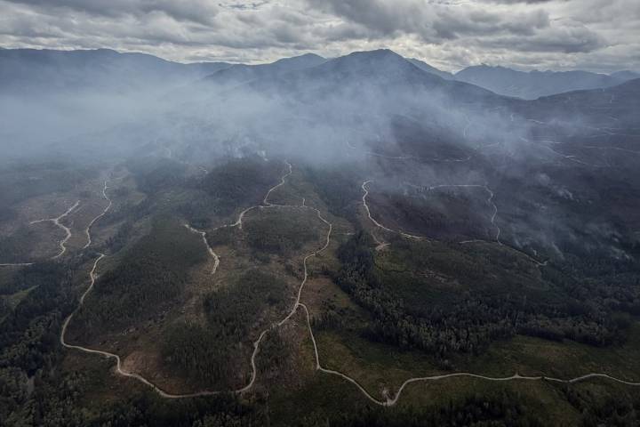 Metro Vancouver issues air quality warning over Fraser Valley wildfire, smog levels