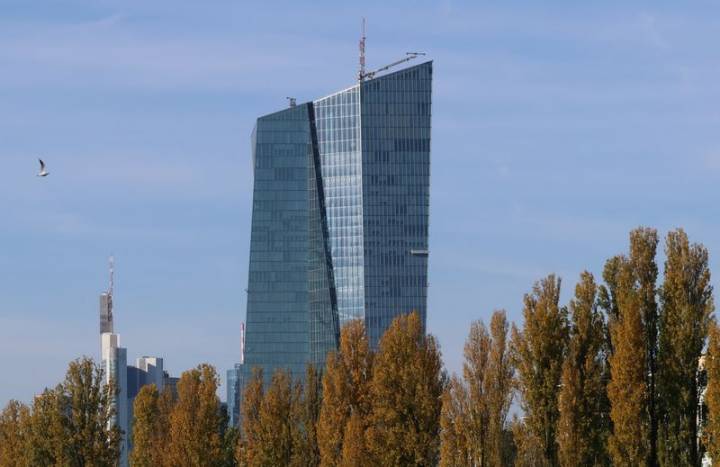 Euro zone lending growth edges up to new 2
