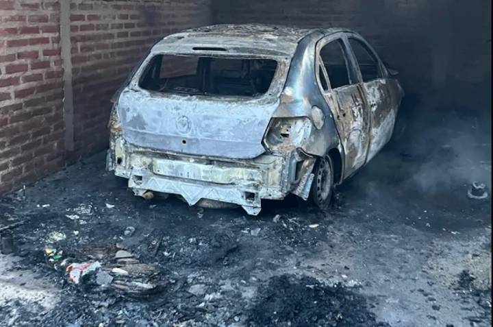 Un incendio destruyó un auto en un garaje de Santa Rosa