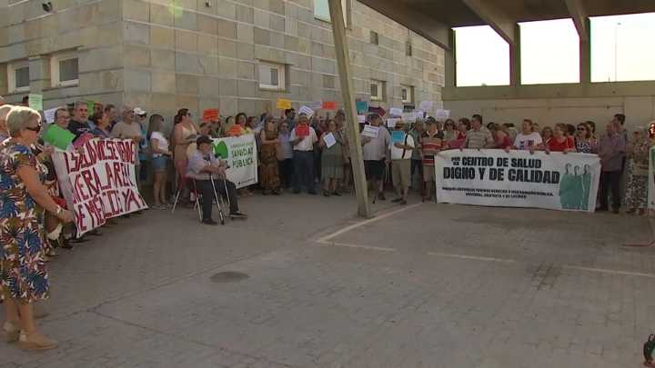 Vecinos de Talavera la Real vuelven a manifestarse para reclamar más médicos en su centro de salud More