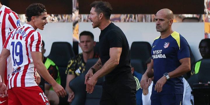 Los detalles del cortocircuito entre Julián Álvarez y Simeone tras el cambio en la caída del Atlético de Madrid: “Hay una desilusión importante”