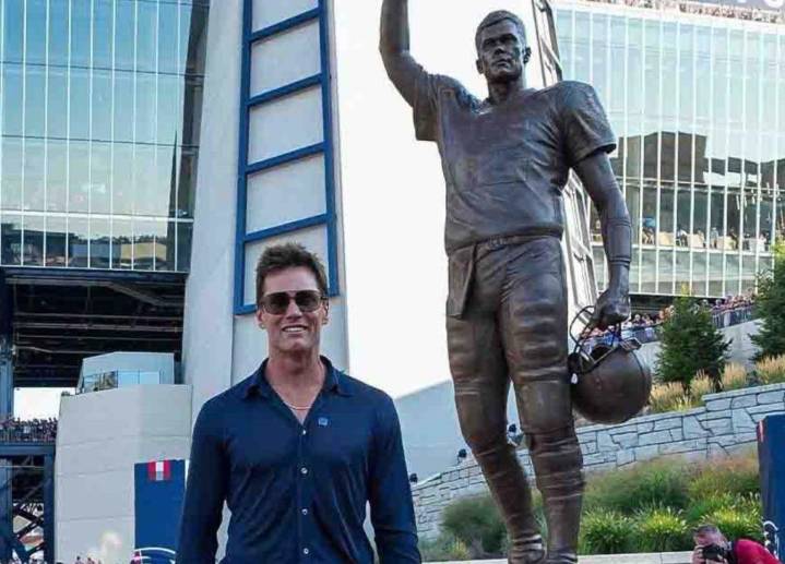 Develan estatua de Brady